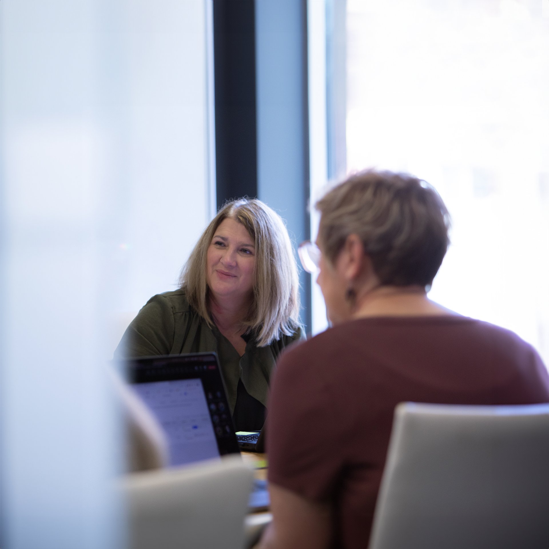 Two employees in a meeting